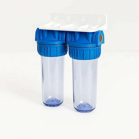 Dubbele waterfilter behuizing met blauwe dop, ideaal voor waterontharder of filtratiesysteem.