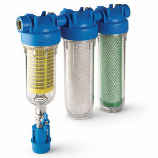 Waterfilter systeem met drie stadia: geel, wit en groen filter voor zuiver drinkwater