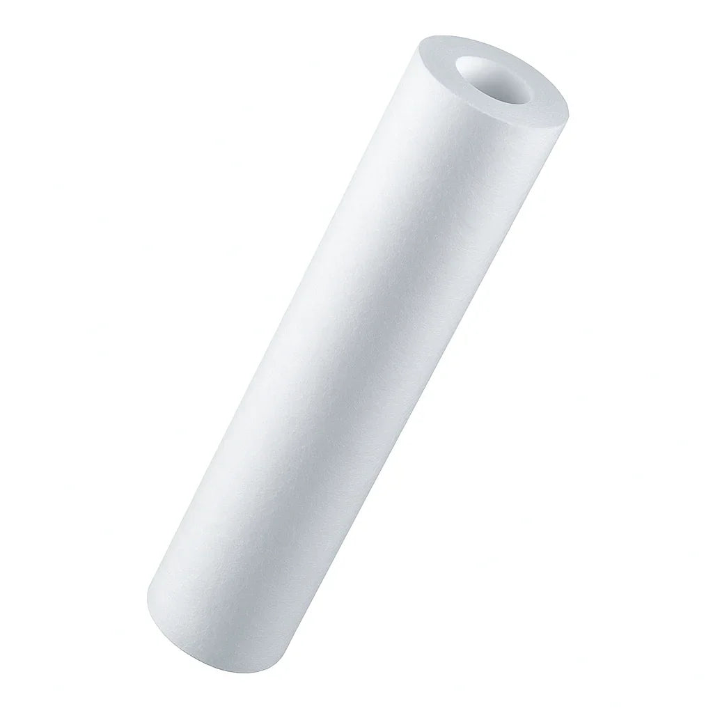 Wit waterfilterpatroon voor waterfilter of osmose systeem op witte achtergrond