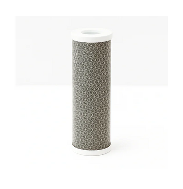 Actieve kool waterfilterpatroon voor waterzuivering en filtratie, staand tegen witte achtergrond