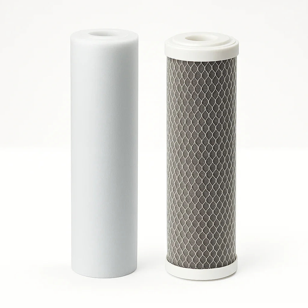 Twee waterfilter cartridges, een van actief kool, voor waterontharder en waterfiltratie