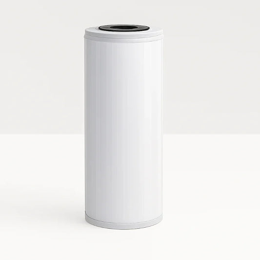Witte waterfilter cartridge voor waterontharder of osmose systeem op witte achtergrond