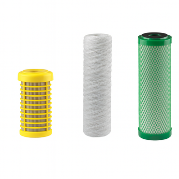 Set van drie waterfilters voor waterontharder en waterfiltratie, close-up