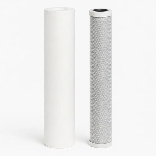 Sedimentfilter en actieve kool filtercartridge voor waterfilter systemen, staand naast elkaar