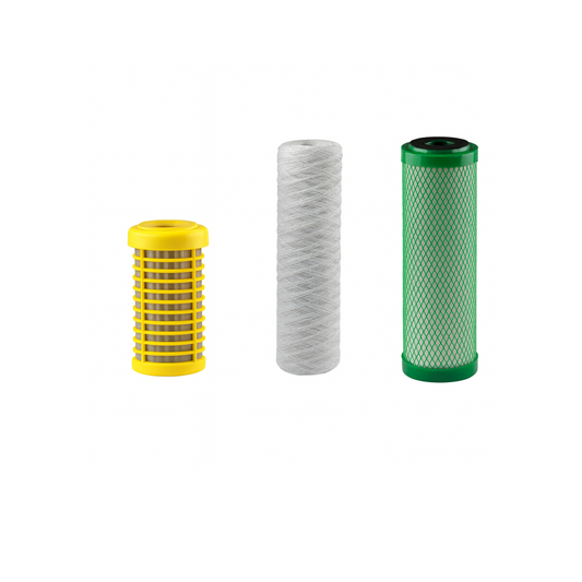 Drie verschillende waterfilter cartridges voor waterzuivering en filtratie, vrijstaand op witte achtergrond.