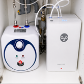 ACV waterverwarmer en A2O waterfilter onder keukenkast voor kalkvrij en zuiver water