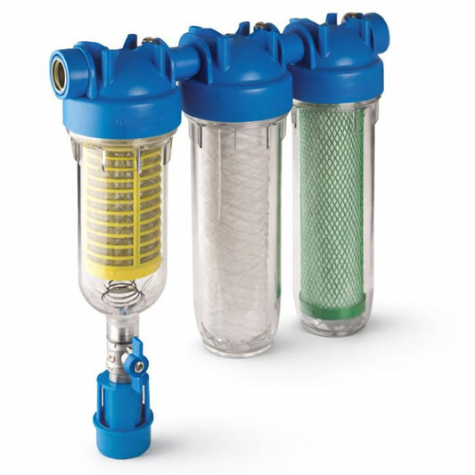 Drie waterfilters met blauwe deksels, transparante behuizing en verschillende filterelementen