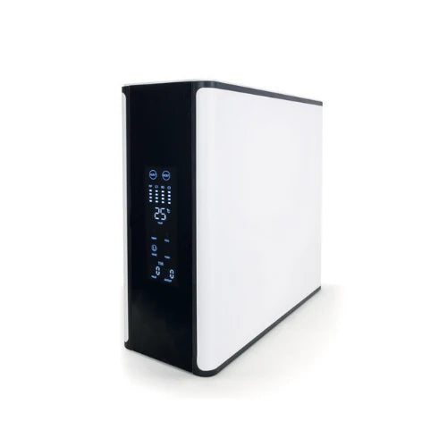Compact waterontharder met digitaal display, modern wit-zwart design, geschikt voor waterfiltratie