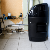 Waterontharder met filter voor kalkvrij en zuiver water in huishoudelijke installatie