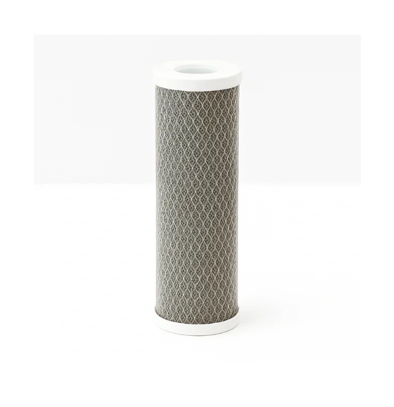 Actieve kool waterfilterpatroon voor waterzuivering en filtratie, staand tegen witte achtergrond