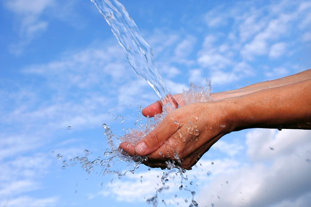 hande vullen met water