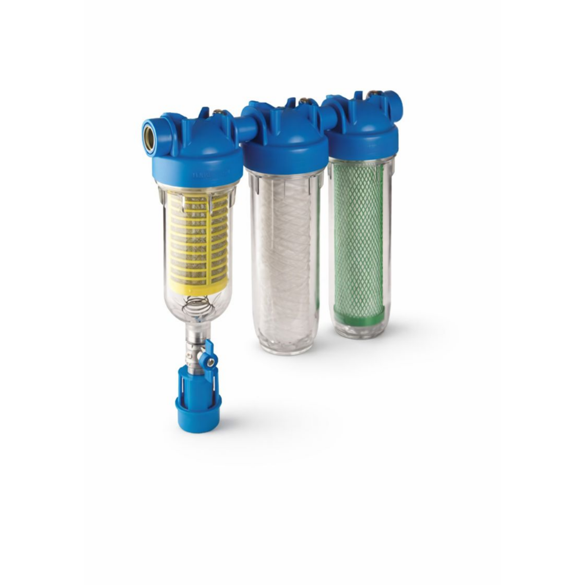 Drie waterfilters met blauwe doppen en zichtbare filterelementen voor zuiver water