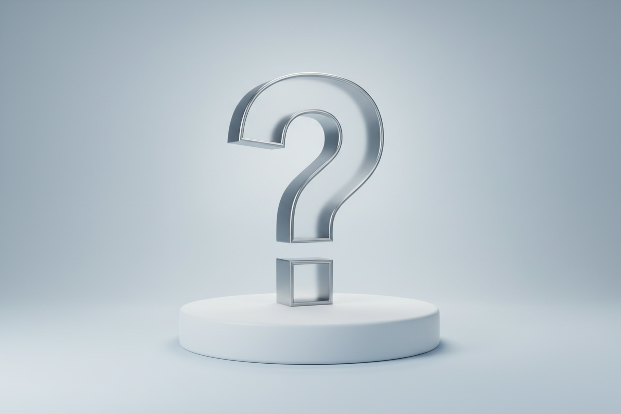 Metaalgrijs vraagteken op een ronde witte sokkel, minimalistische waterontharder sfeer.