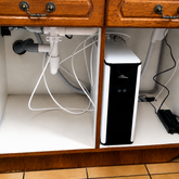 Waterfilter onder keukenkast voor zuiver drinkwater met aansluitingen en kabels