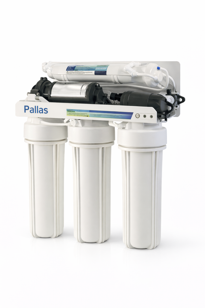 Omgekeerde osmose waterfilter systeem met drie witte filterpatronen en pomp