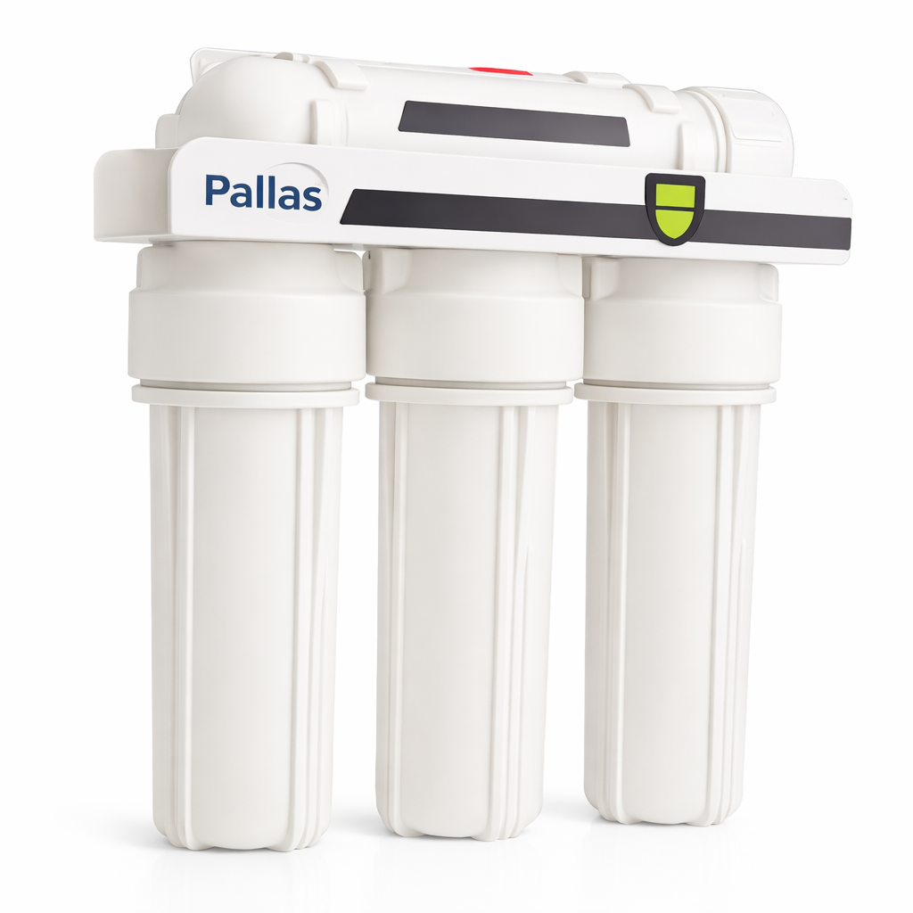 Wit waterfiltersysteem met drie cilinders voor waterfiltratie en ontharding