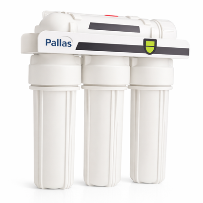 Wit waterfiltersysteem met drie cilinders voor waterfiltratie en ontharding