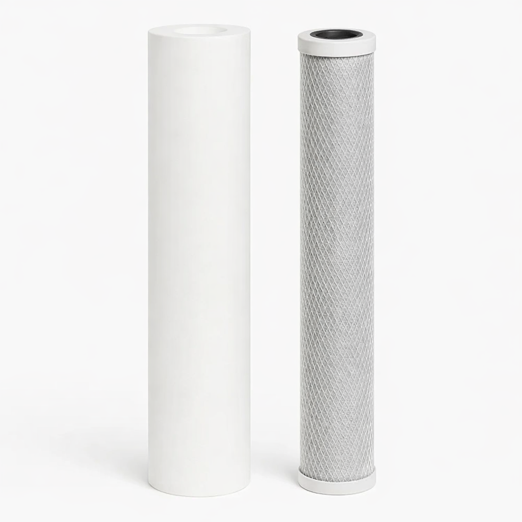 Sedimentfilter en actieve kool filtercartridge voor waterfilter systemen, staand naast elkaar