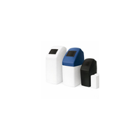 Drie waterontharders in wit, blauw en zwart, met zoutcontainer, op witte achtergrond.