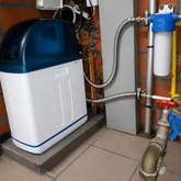 Waterontharder en filter systeem voor kalkvrij en zuiver water in een technische ruimte