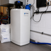 Waterontharder met zouttabletten voor kalkvrij water in technische ruimte