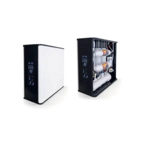 Moderne waterfilter en omgekeerde osmose systeem, close-up van gesloten en open behuizing.