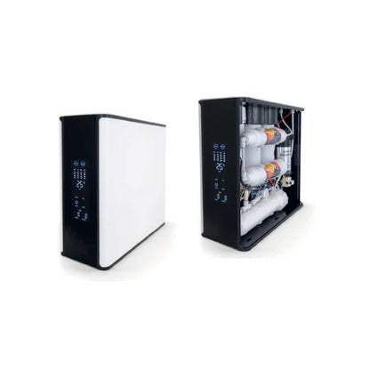 Moderne waterfilter en omgekeerde osmose systeem, close-up van gesloten en open behuizing.